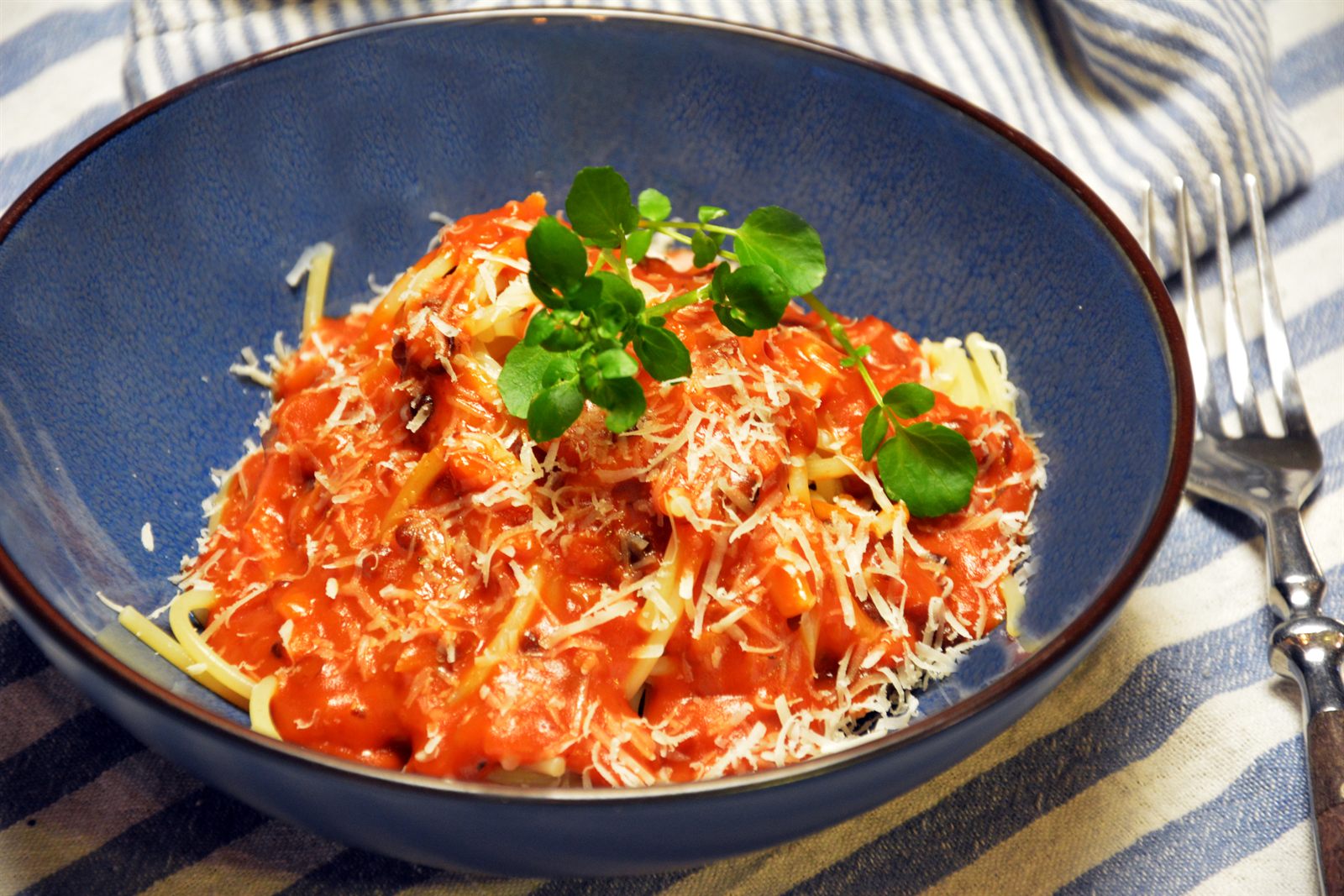 Linsen-Bolognese mit schwarzen Belugalinsen auf Spaghetti mit geriebenem Parmesan