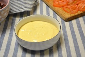 Selbst gemachte Burgersauce cremig gerührt in einer Schale, bereit für das Burgerbrötchen