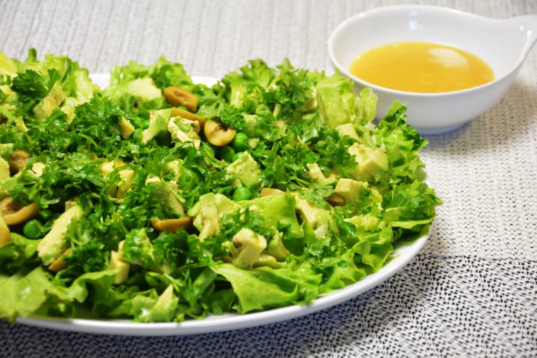 Grüner Salat mit Avocado, Oliven und Erbsen – mit klassischem Dressing
