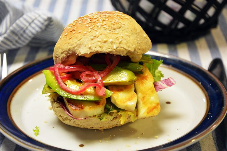 Halloumi-Burger mit Avocado, Chili-Mayo und eingelegten Zwiebeln