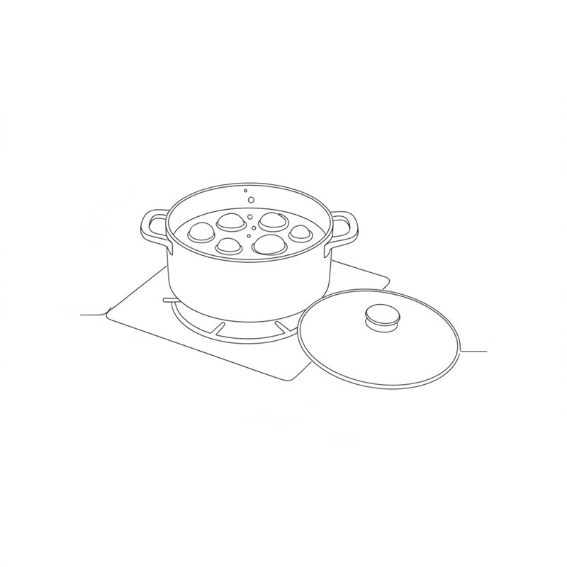 Ein Topf mit Wasser und kleinen, ganzen Kartoffeln auf einer Kochplatte, Blasen steigen auf; der Deckel liegt daneben.