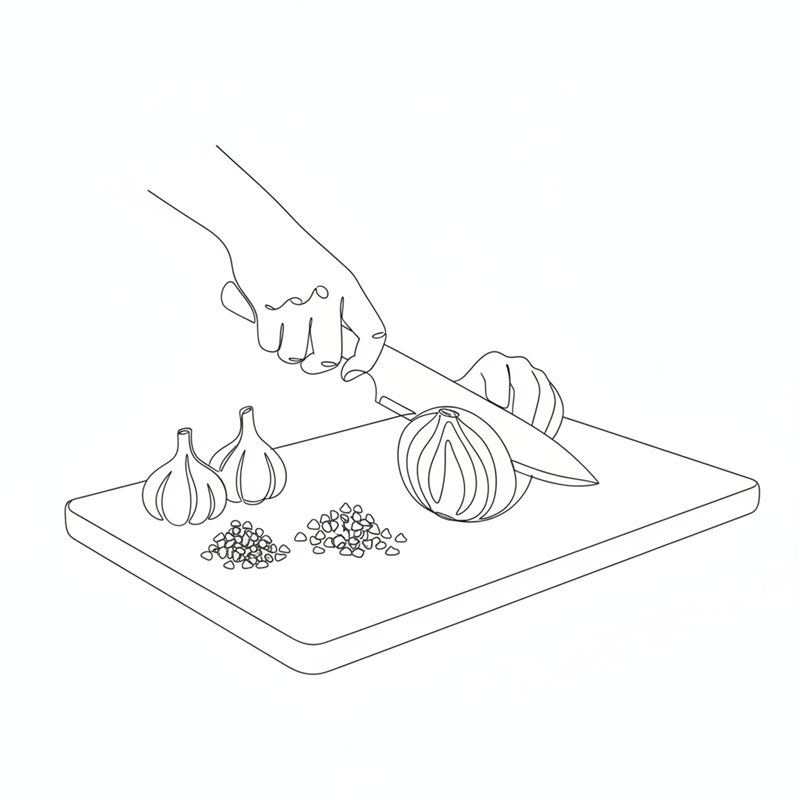 Eine Hand schneidet eine Zwiebel in Spalten; daneben liegen zwei ganze Knoblauchknollen und zwei kleine Häufchen fein gehackter Knoblauch